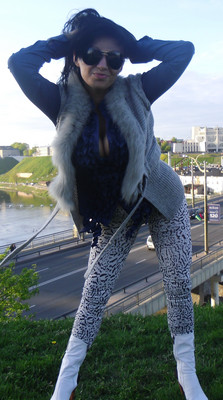 887579P9.jpg