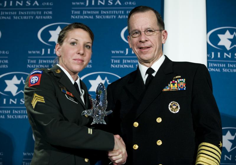 Adm__Mike_Mullen_poses_for_a_photo_with_U_S__Army_Sgt__Monica_L_001.jpg
