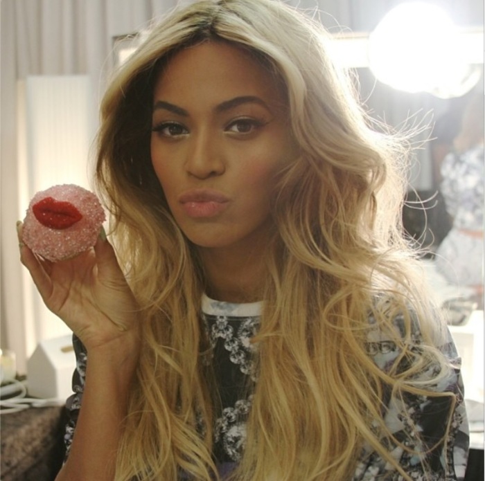 Beyonce-Lip-Cupcake-Instagram-700x695.jpg