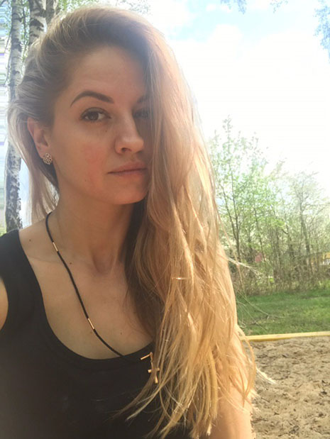 Blonde_in_the_garden_002.jpg