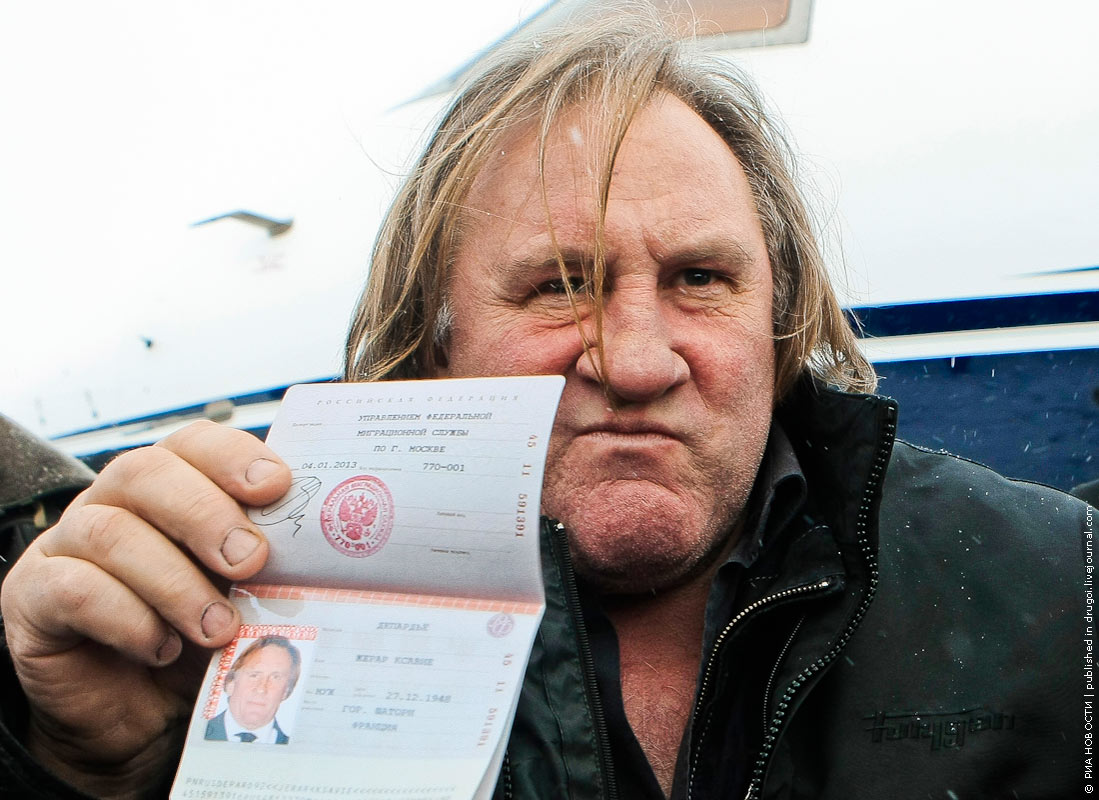 Depardieu_avec_passport_russe.jpg