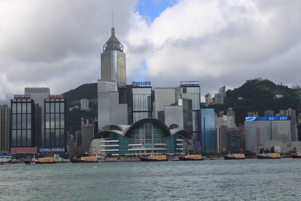 Hong_Kong_Convention_and_Exhibition_Centre_and_Central_Plaza_are_another_famous_landmarks_across_Victoria_Harbour_in_Hong_Kong.JPG