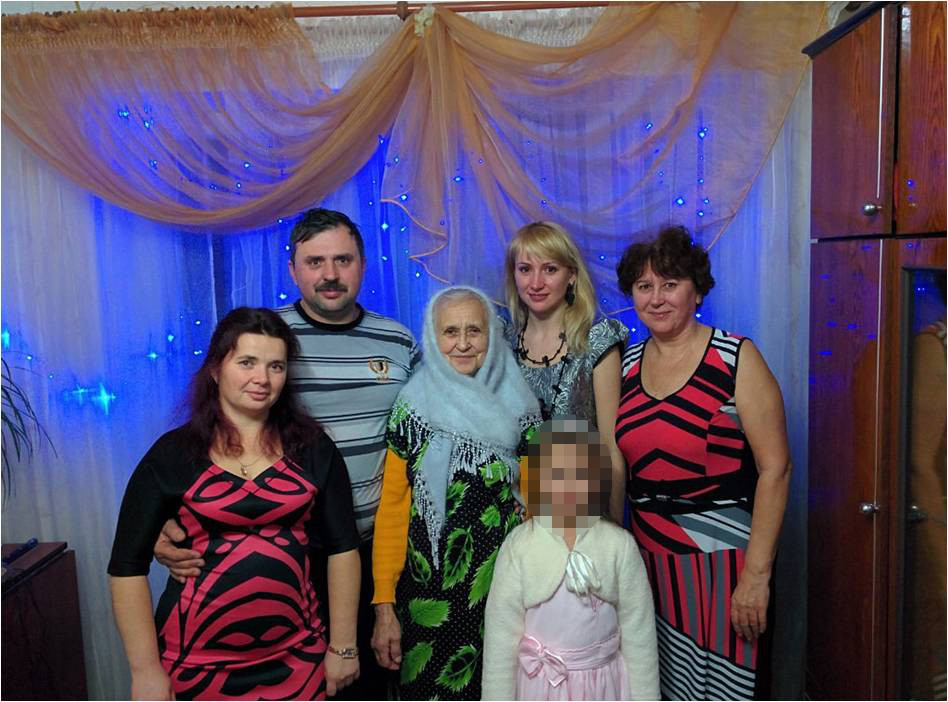 Mum__grandmother__daddy__daddy_s_sister_and_her_daughter.jpg