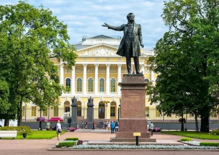Puschkindenkmalpetersburg.jpg