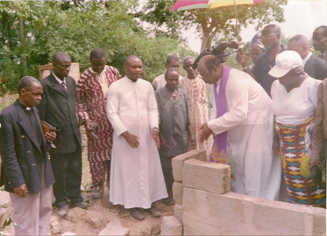 Rev_baingo_johnson_dedicating_new_church_structure.JPG