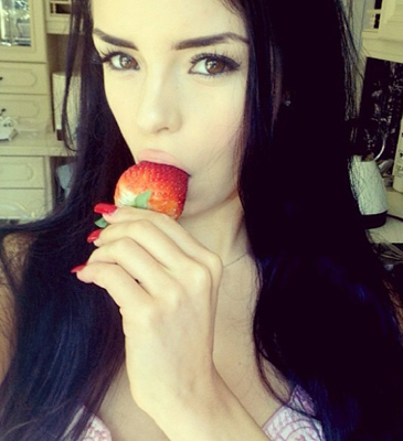 Strawberry_20is_20my_20weekness___.jpg