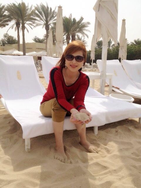 jessica_at_the_beach.jpg
