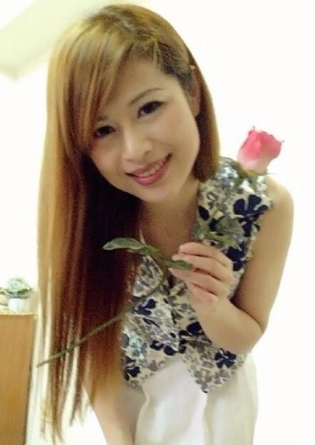 jessica_smiling_with_flower_1_.JPG