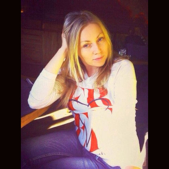 lonelyyulia34c.jpg