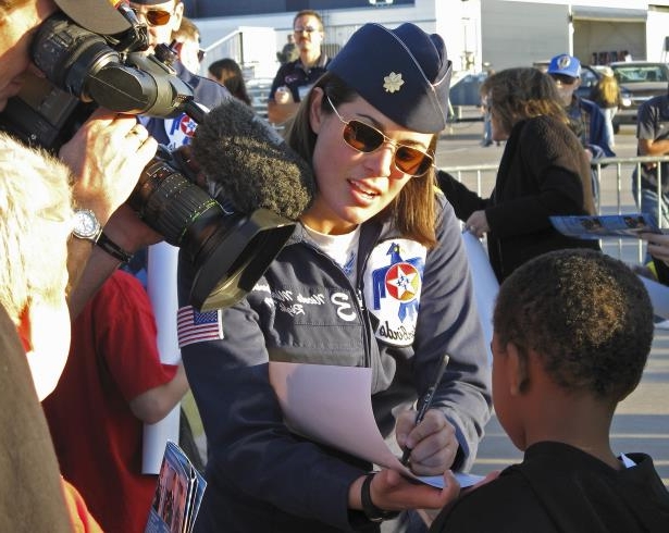 slide-31-of-32-on-march-25-2006-lt-col-nicole-malachowski-became-the-first-female-pilot-in-thunderbi_166408_.jpg